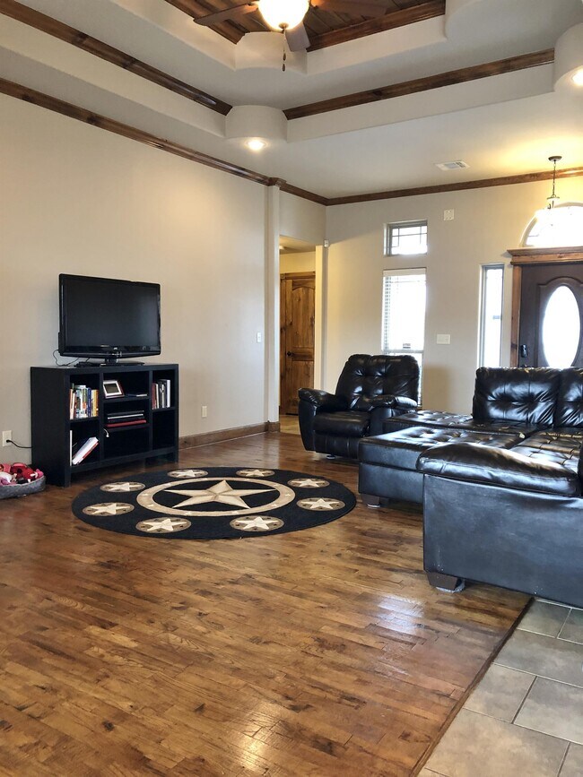 Building Photo - 10527 JORDYNN'S Xing