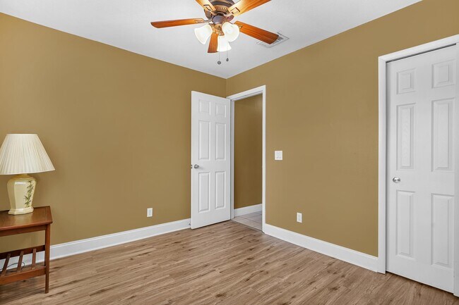 Building Photo - 650 W Pope Rd