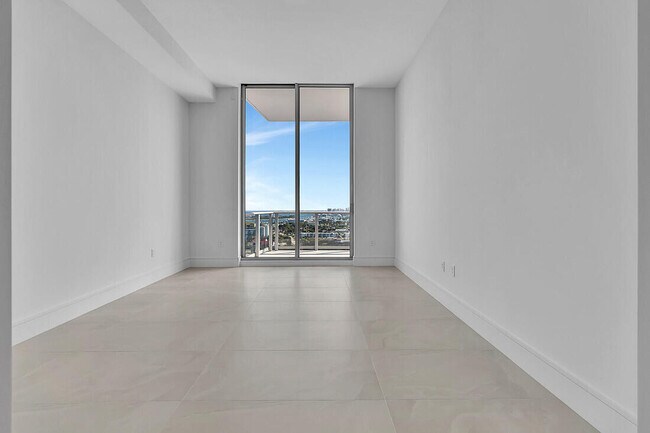 Building Photo - 220 Lake Shore Dr