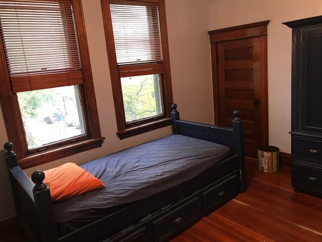 Building Photo - 2113 W Walton St