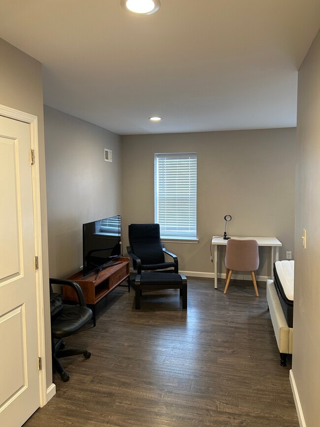 Building Photo - 3845 Fairmount Ave