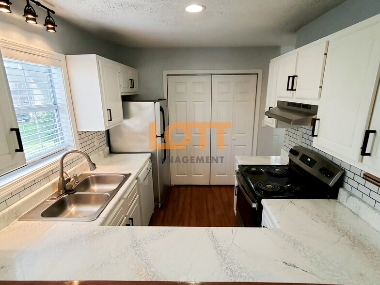 Building Photo - 32 Huntsfield Dr