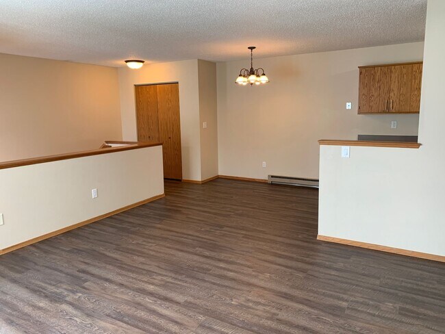 Building Photo - 4 Bed, 2 Bath Twinhome in South Fargo!
