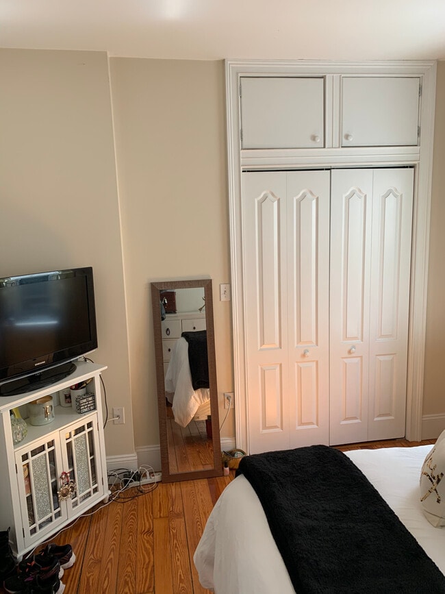 Building Photo - 212 L St