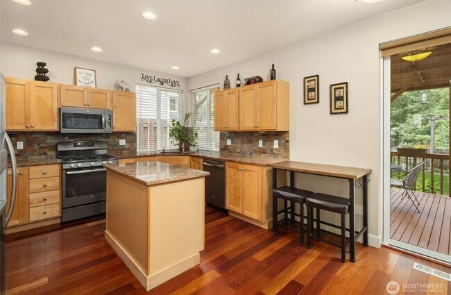 Building Photo - Beautiful Maple Ridge Highlands Home in Ma...