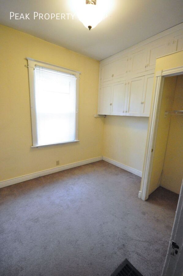 Building Photo - 2074-2078 Summit Street-2078 Summit Street- 4 bedroom