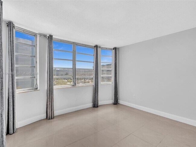 Building Photo - 1770 NE 191st St