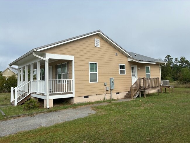 Building Photo - Beautiful 2/1 house