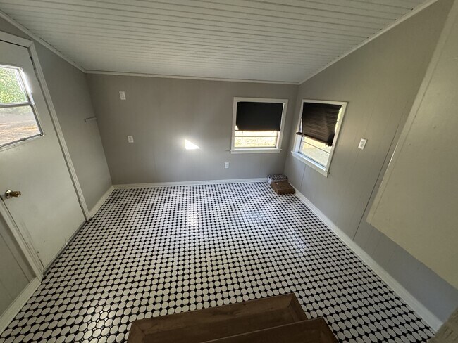 Building Photo - 1019 Brooksy St