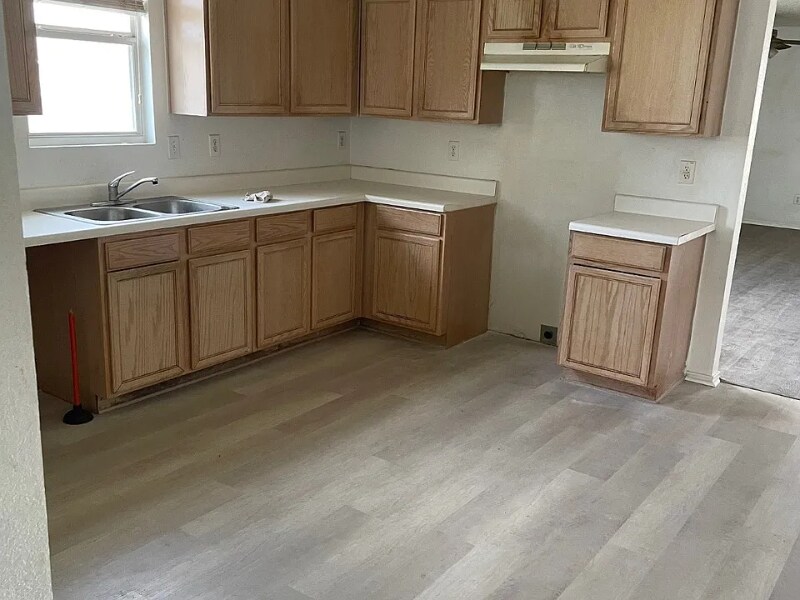 Building Photo - 900 Rose Crystal Way