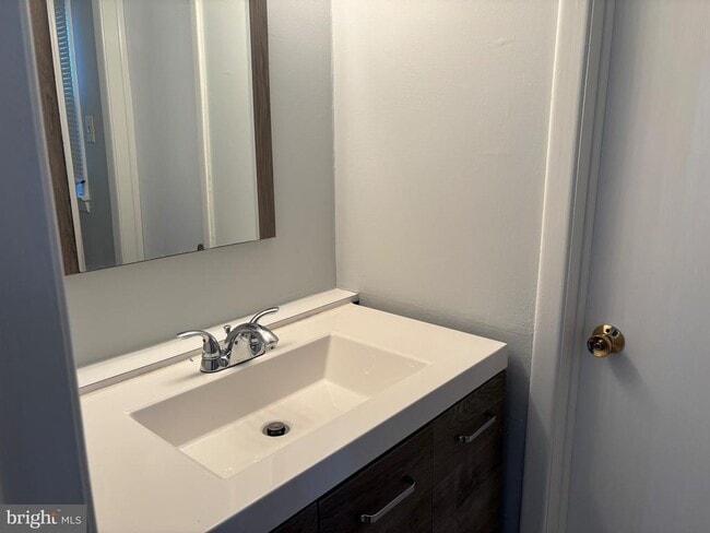 Building Photo - 8 N Avon Dr