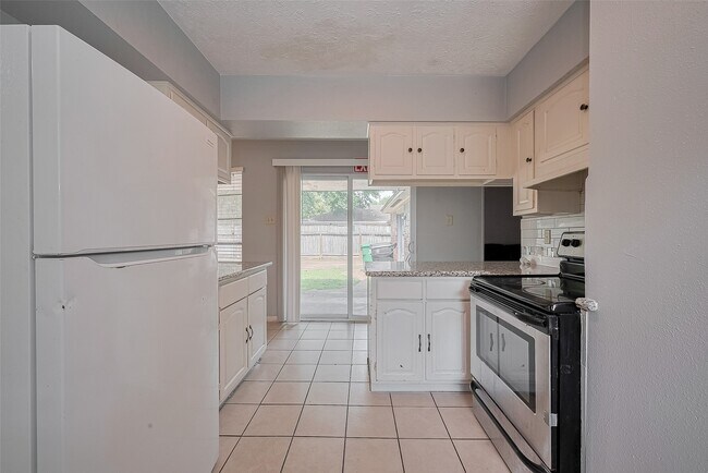 Building Photo - 9403 Vickijohn Dr