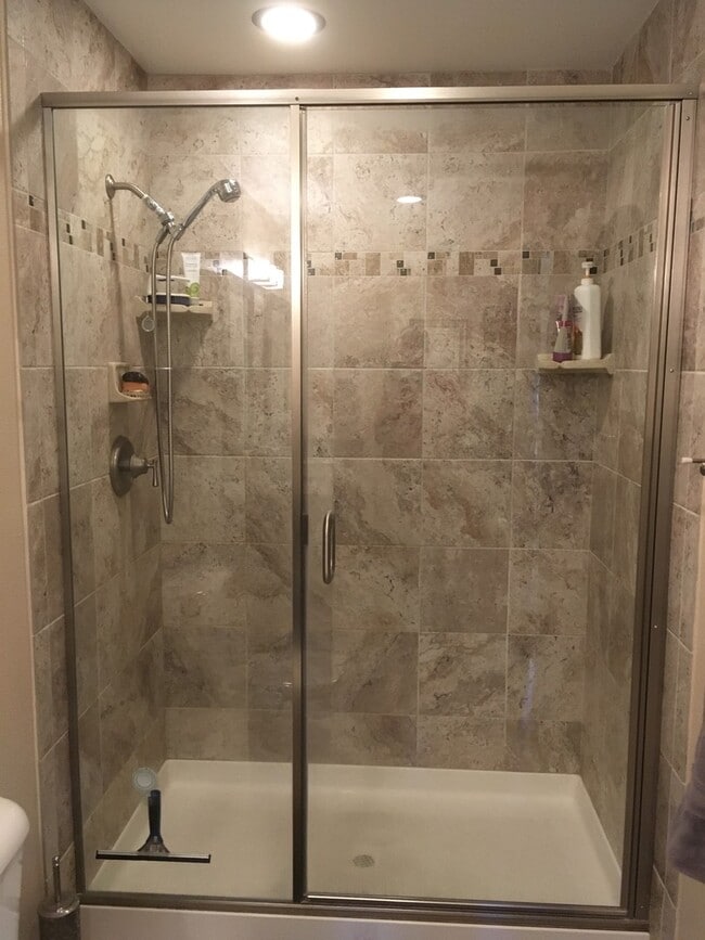 Building Photo - 3 Bedroom Condo - End Unit For Lease