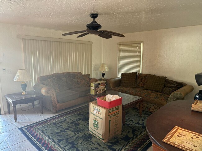 Building Photo - Cozy 2 Bedroom Home