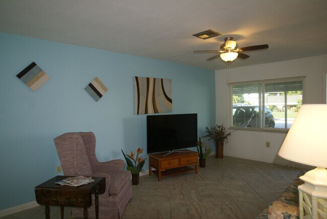 Building Photo - 4927 Victoria Dr