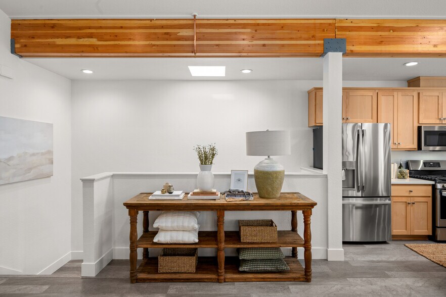 Building Photo - 1889 Notre Dame Blvd