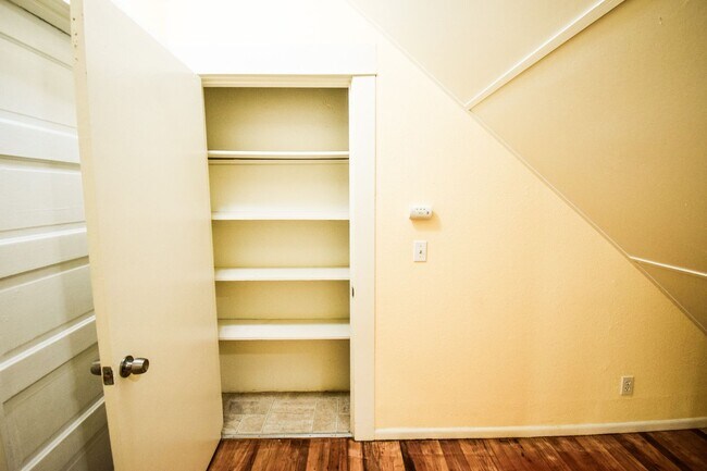 Building Photo - Spacious 4BD/2BA Two-Story Home w/ Fenced Yard & Huge Basement! Pets OK!