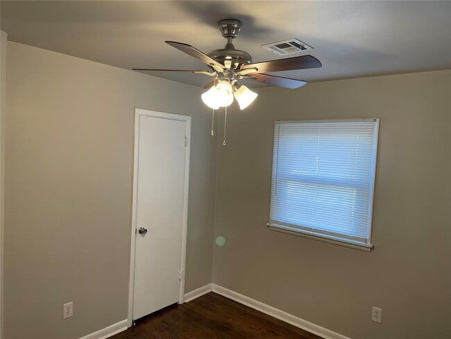 Building Photo - 228 W 9th St