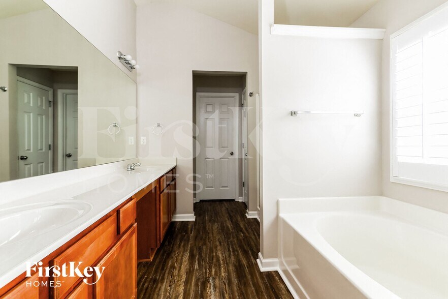 Building Photo - 2439 White Alder Dr NE