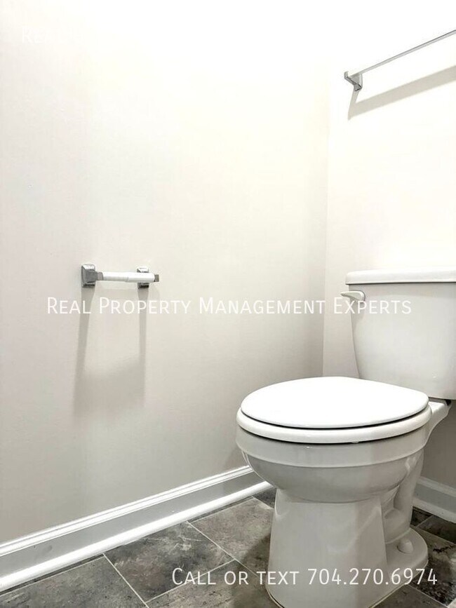 Building Photo - 4025 Lampasas Ln