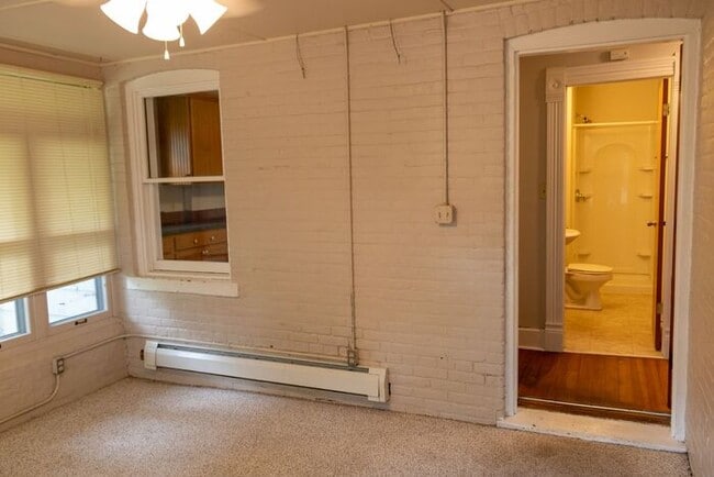 Building Photo - $2,100 | 3 Bedroom, 2 Bathroom House | Pet...