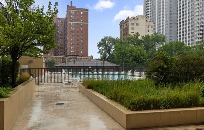 Building Photo - 4343 N Clarendon Ave