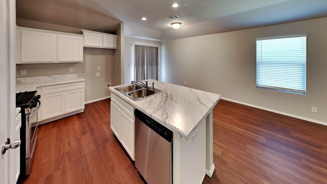 Building Photo - Great 3 bed/2 bath house in Bixby schools!...