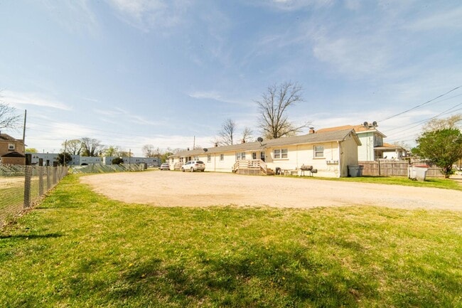 Building Photo - 323 W Peach St