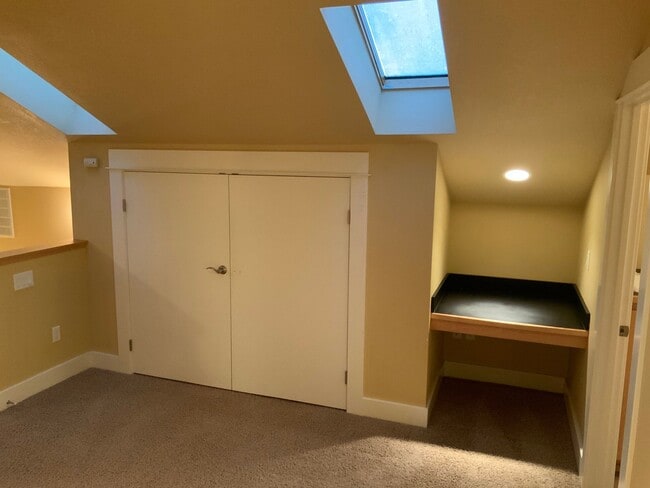 Building Photo - A Must See! 4 Bedroom House in North Eugene