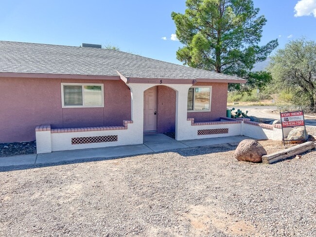 Building Photo - CLARKDALE: SINGLE-LEVEL END APARTMENT IN A...