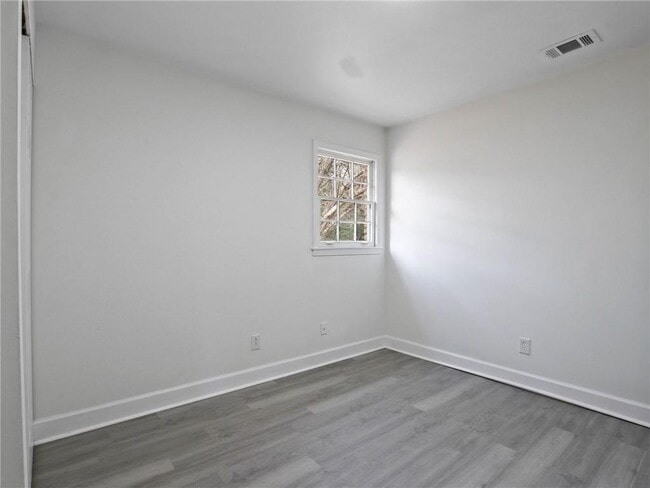 Building Photo - 526 Woodlore Dr