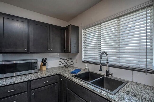 Building Photo - Fully Furnished Home in Putnam Heights + A...