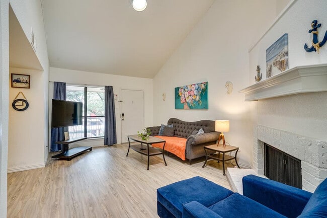 Building Photo - 6648 E Lovers Ln