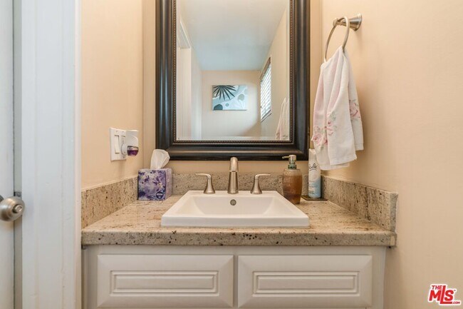 Building Photo - 6249 Green Valley Cir