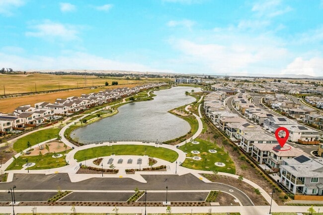 Building Photo - One Lake Townhouse