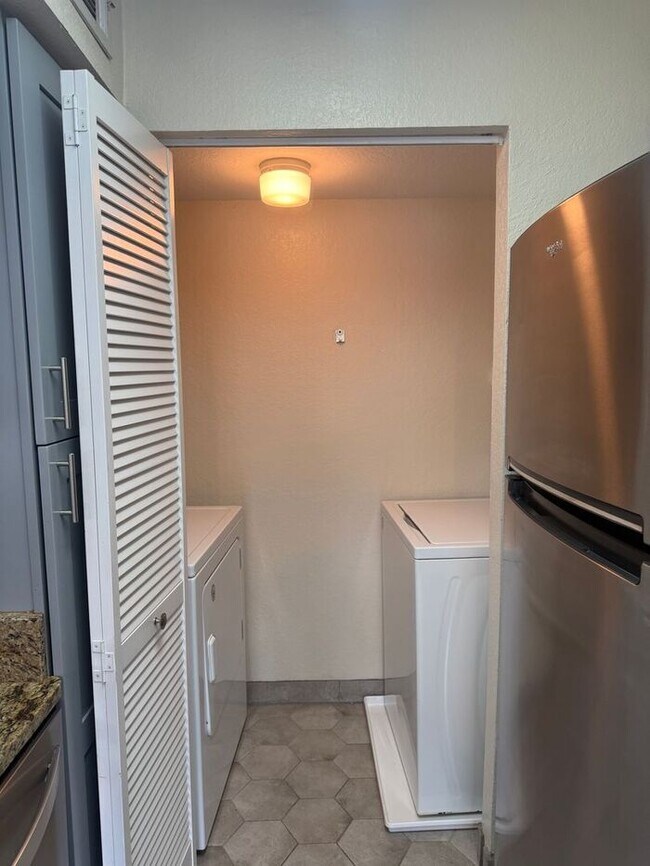 Building Photo - Beautifully remodeled 2/2 condo in Tradewinds, Metrowest!