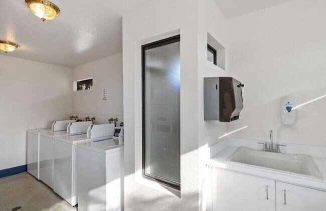 Building Photo - $2,900 - 2 Bed 2 Bath Condo in Del Cerro