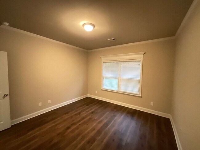 Building Photo - 688 Tree Top Trl