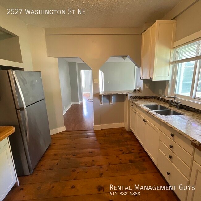 Building Photo - 4 Bedroom Home! Updated Kitchen and Office!