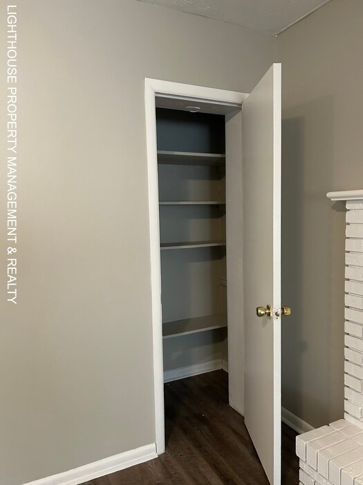 Building Photo - Spacious 4 Bed/2 Bath Home with HUGE fence...