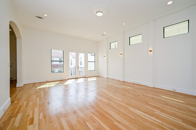Building Photo - 1825 W 24th St