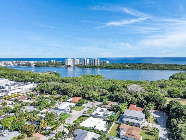 Building Photo - 530 NE 17th St