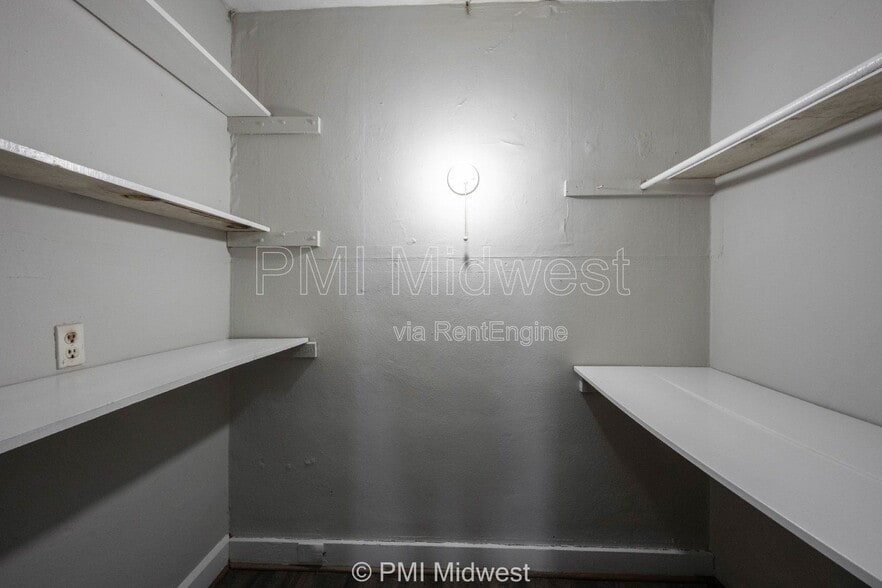 Building Photo - 824 E 44th St