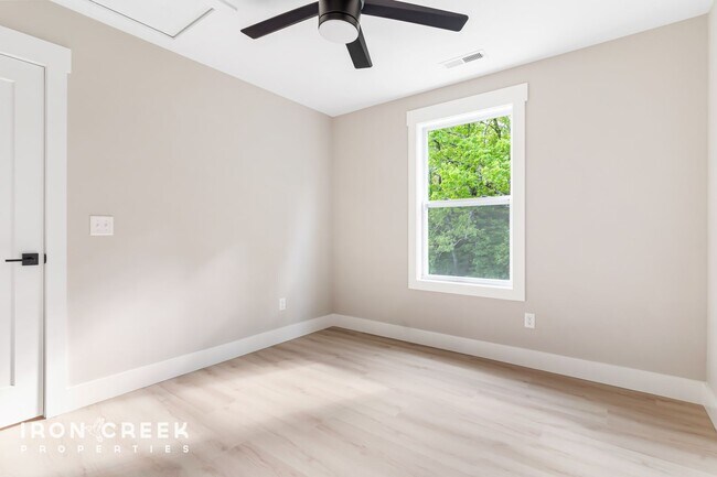 Building Photo - Modern 3-Bed/2.5-Bath Home with Fenced Yar...