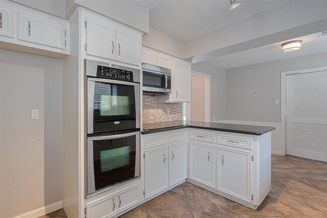 Building Photo - 927 Carlingford Ln