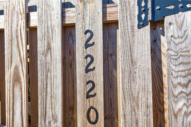 Building Photo - Great Location!