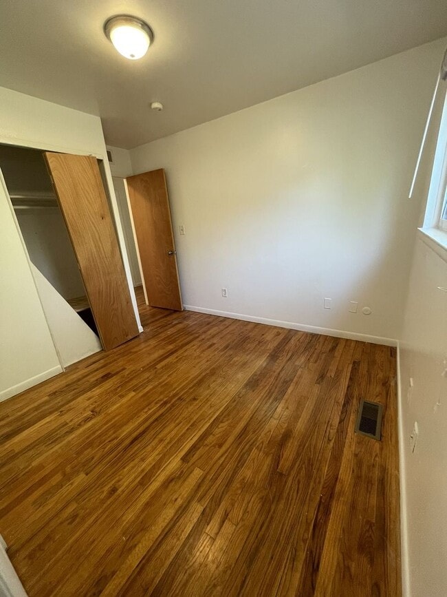 Building Photo - Three Bedroom Home in Sugarbrook Area!