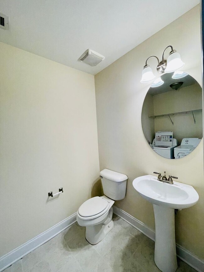 Building Photo - Nice 2 Bedroom, 2.5 Bath Townhouse