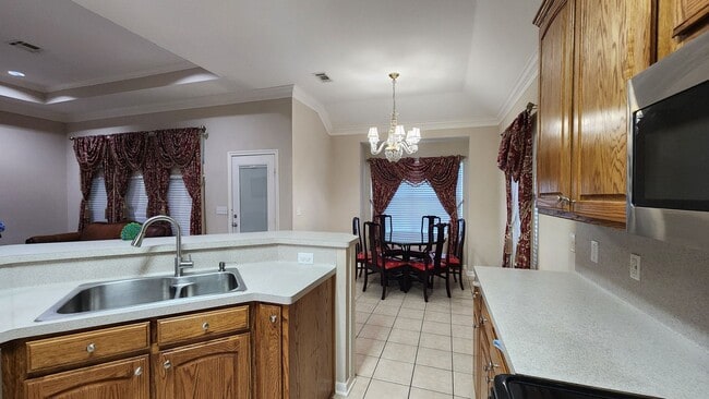 Building Photo - 1024 Heatherwood