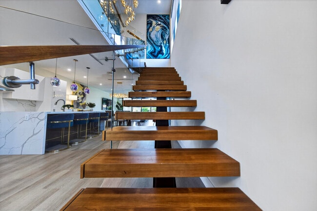 Building Photo - 1121 NE 17th Ave